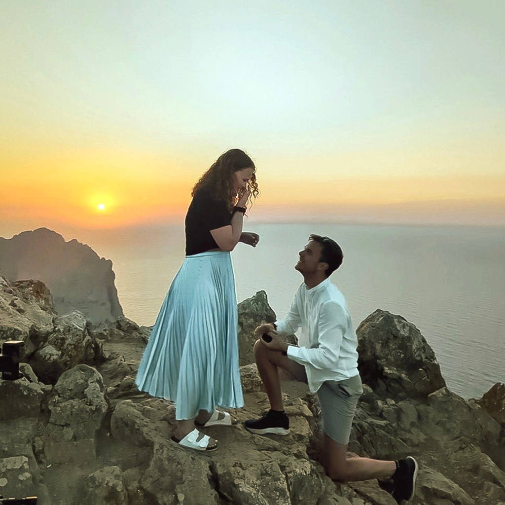 Amanda och Daniel Jennebratt förlovar sig på Mallorca