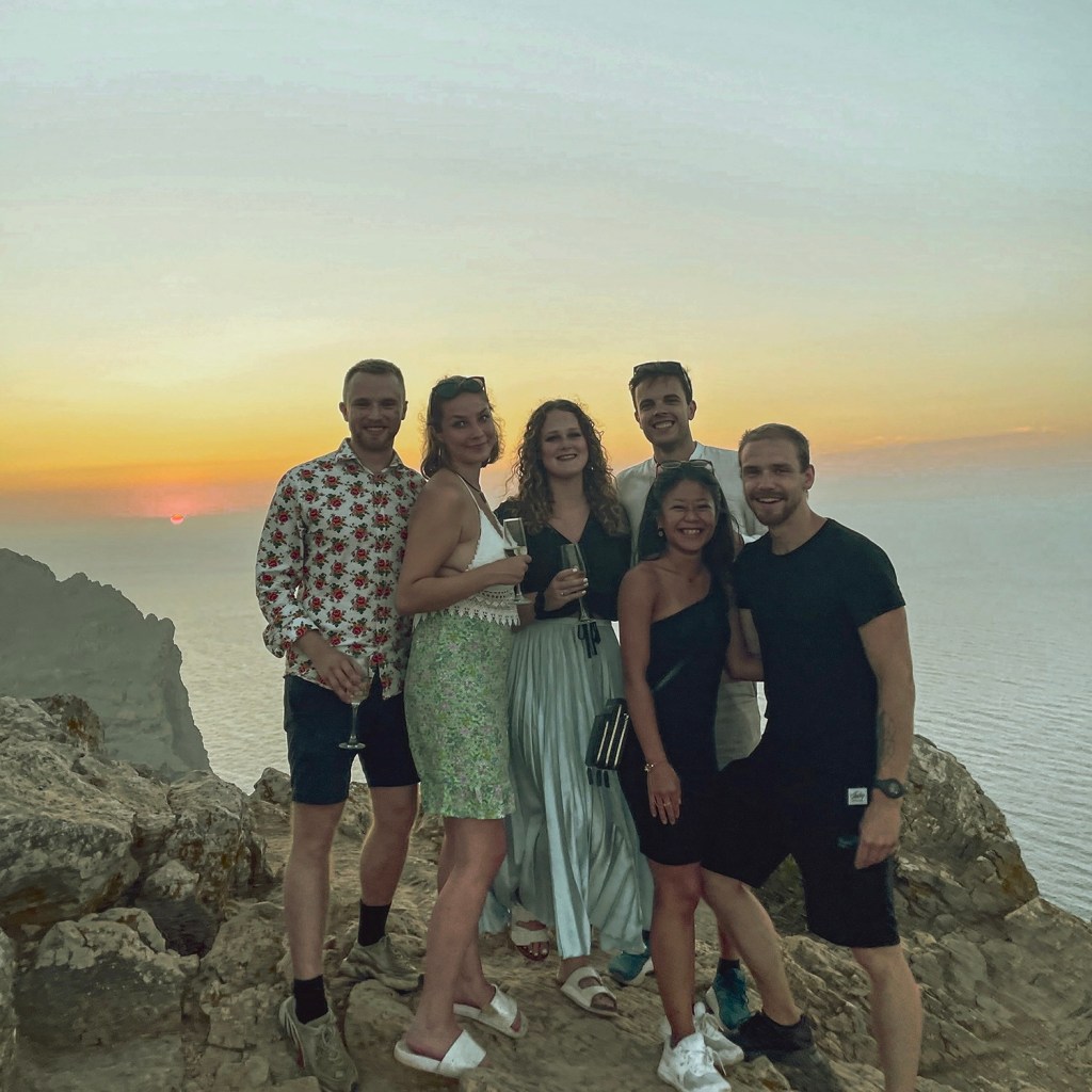 Amanda och Daniel Jennebratt med vänner där de förlovade sig på Mallorca