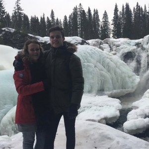 Amanda och Daniel Jennebratt framför ett snö- och istäckt vattenfall i Åre, 2017