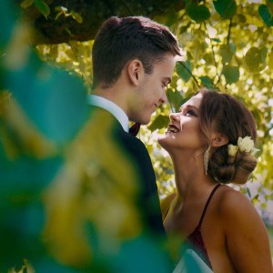 Amanda och Daniel Jennebratt tittar på varandra, uppklädda för studentbalen i Botanparken, Skara 2017