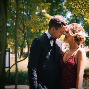 Amanda och Daniel Jennebratt tittar på varandra, uppklädda för studentbalen i Botanparken, Skara 2017