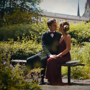 Amanda och Daniel Jennebratt tittar på varandra, uppklädda för studentbalen i Botanparken, Skara 2017