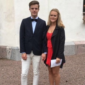 Amanda och Daniel Jennebratt står uppklädda utanför en kyrka efter en vigsel