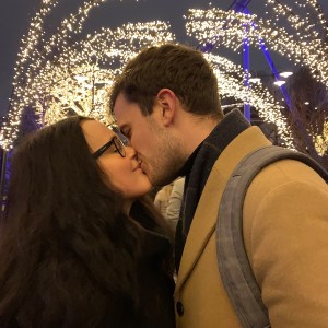 Amanda och Daniel Jennebratt på kvällen i ett upplyst Jul på Liseberg, 2021