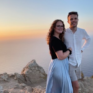 Amanda och Daniel Jennebratt förlovar sig under en solnedgång på en utsiktsplats i Mallorca