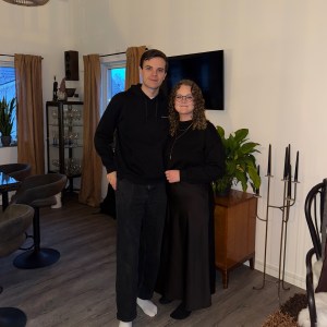 Amanda och Daniel Jennebratt tillsammans under julfirande hos Amandas pappa vid Simsjön