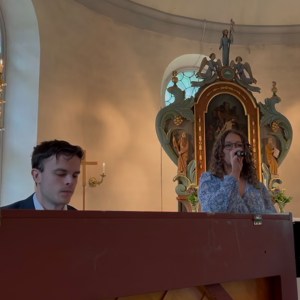 Amanda sjunger och Daniel Jennebratt spelar piano på Amandas kusins bröllop och kusinbarns dop.