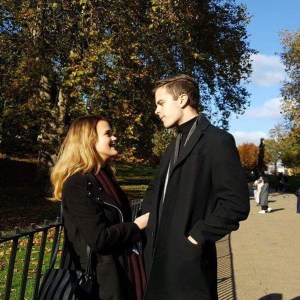 Amanda och Daniel Jennebratt tittar leende på varandra i Hyde Park i London, 2016
