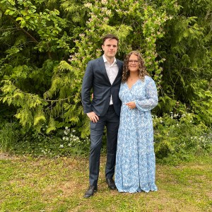 Amanda och Daniel Jennebratt efter vigsel utanför Källby kyrka