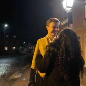 Amanda och Daniel Jennebratt på nyårsafton i Skara centrum, 2021