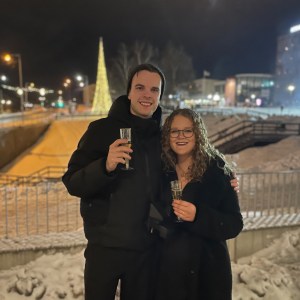 Amanda och Daniel Jennebratt på nyårsafton i Nykvarn centrum