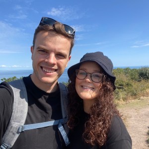 Amanda och Daniel Jennebratt på toppen av ett berg i ett soligt Österlen