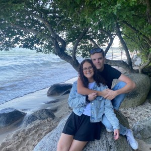 Amanda och Daniel Jennebratt på en strand i Österlen