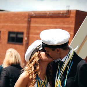 Amanda och Daniel Jennebratt kysser varandra under studentdagen i Skara, 2017