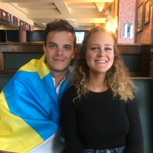 Amanda och Daniel Jennebratt på en pub i Skövde under fotbolls-VM 2018.